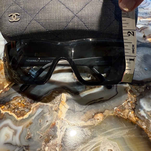 CHANEL Black Sunglasses with Quilted Case - Picture 5 of 7
